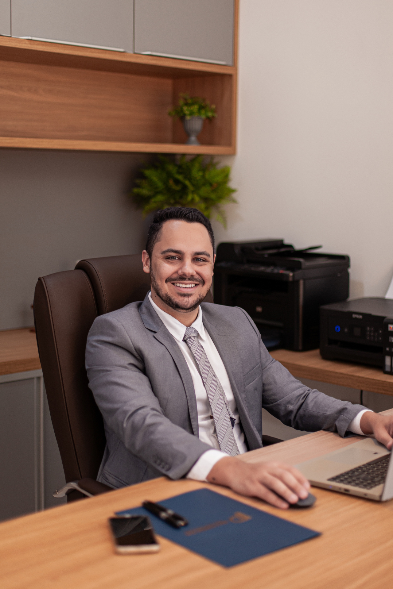 Dr. Paulo em seu escritório de advocacia